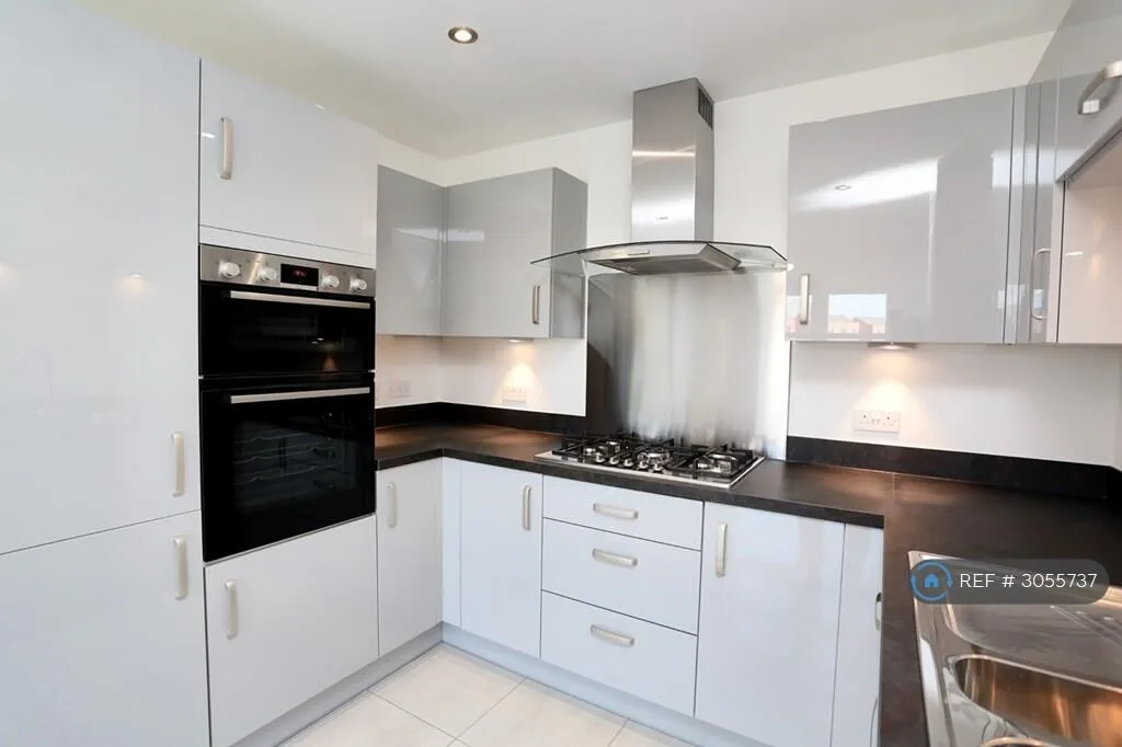4 bedroom semi-detached house for rent