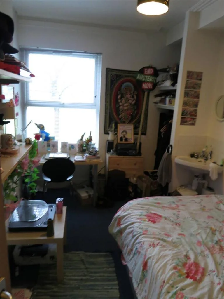5 bedroom private hall for rent