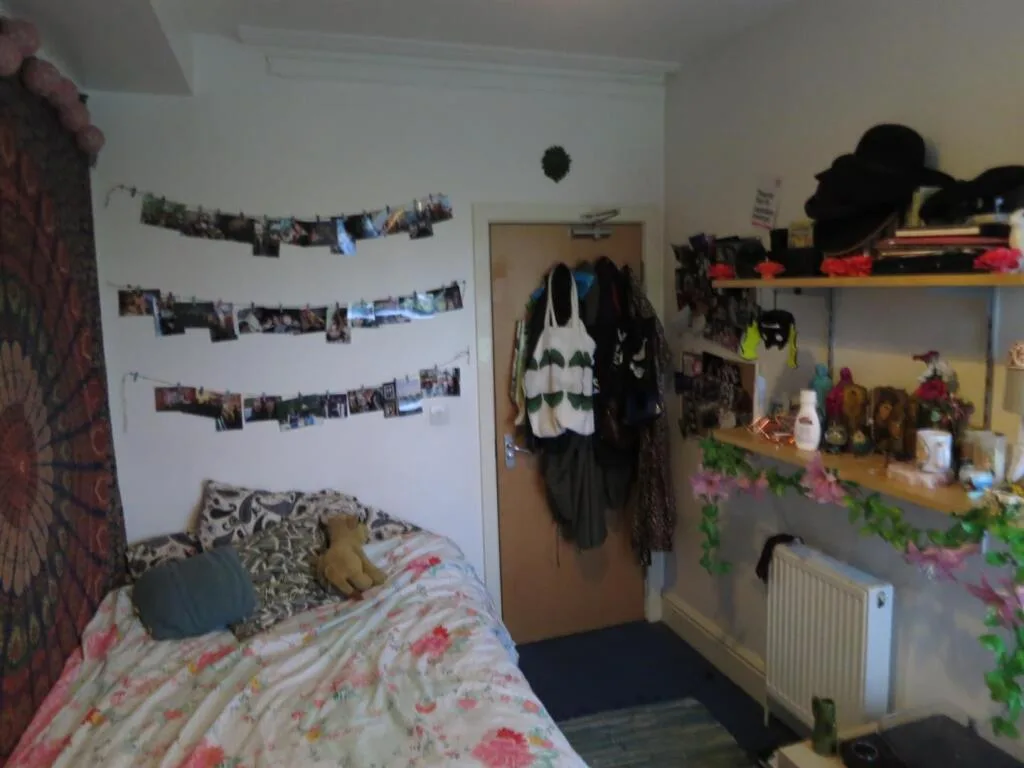 5 bedroom private hall for rent