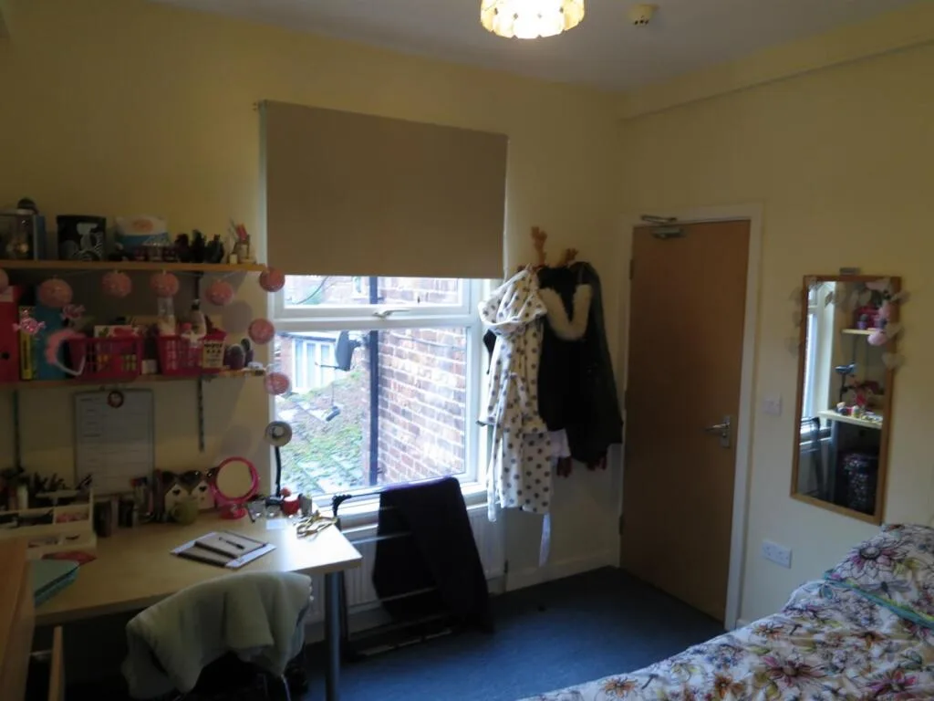 5 bedroom private hall for rent