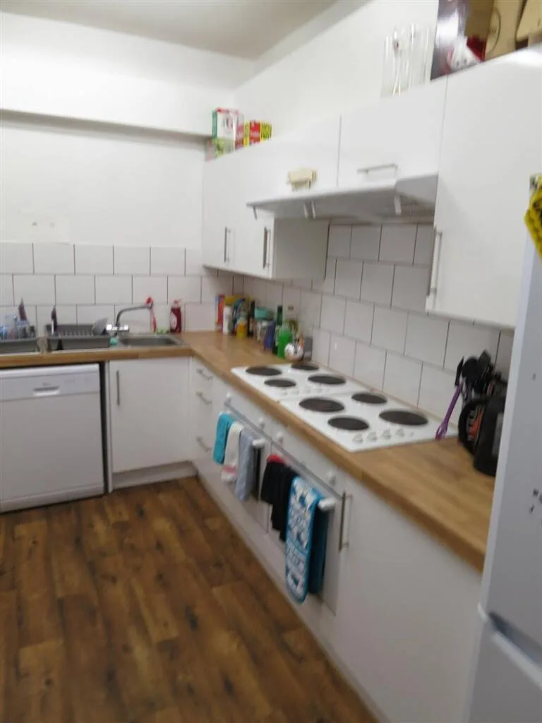 5 bedroom private hall for rent