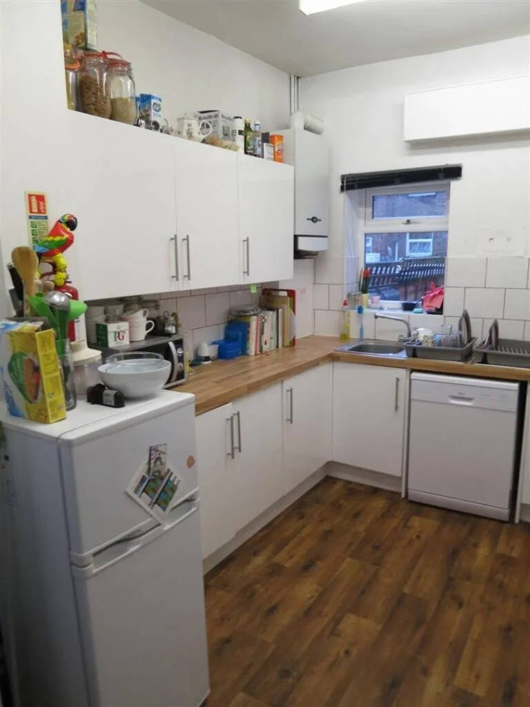 5 bedroom private hall for rent