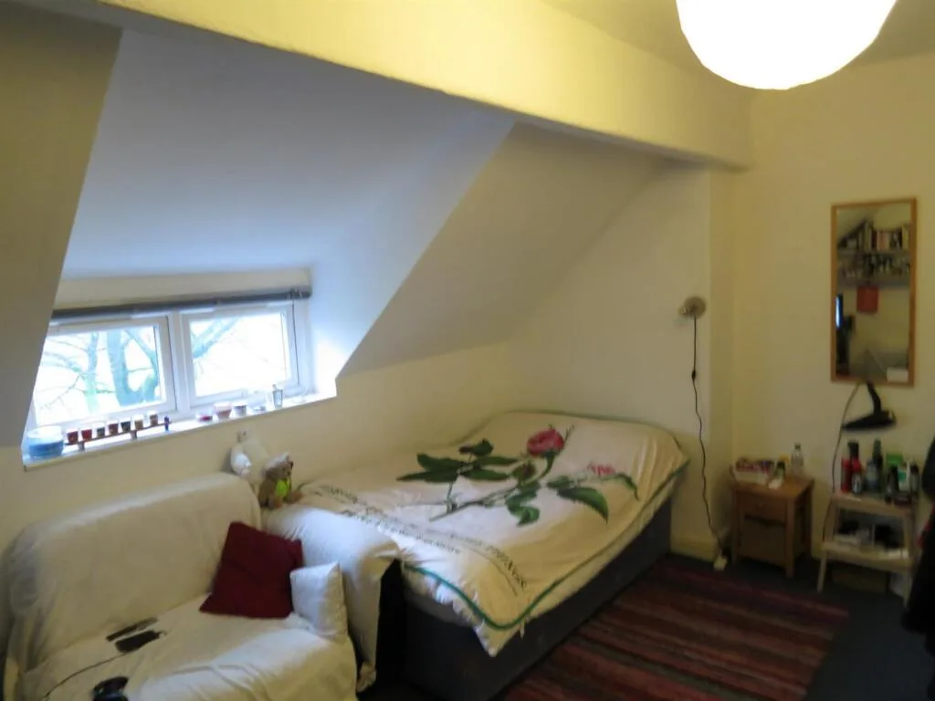 5 bedroom private hall for rent