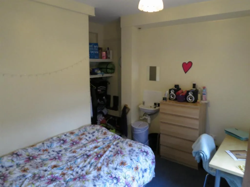 5 bedroom private hall for rent