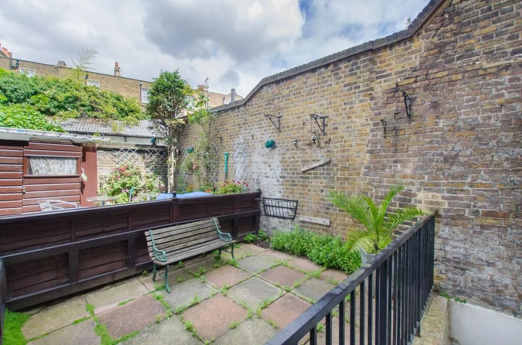 2 bedroom maisonette for rent