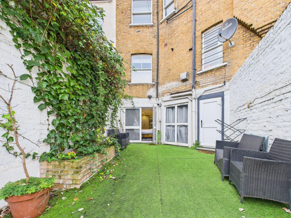 1 bedroom maisonette for rent