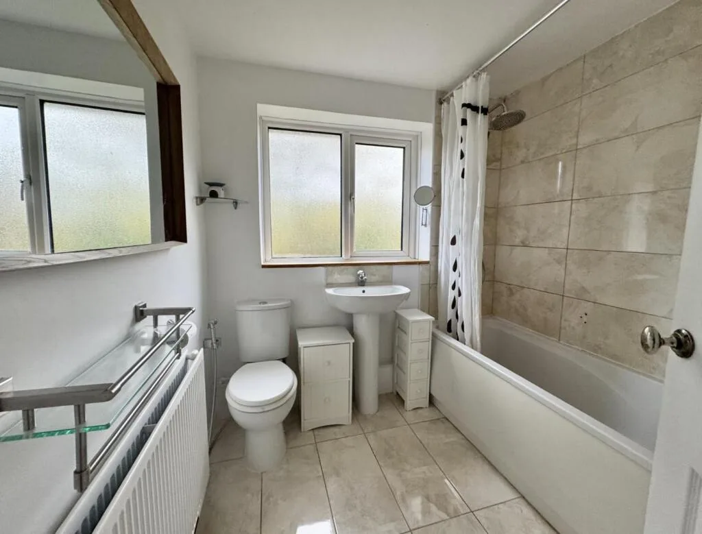 3 bedroom semi-detached house for rent