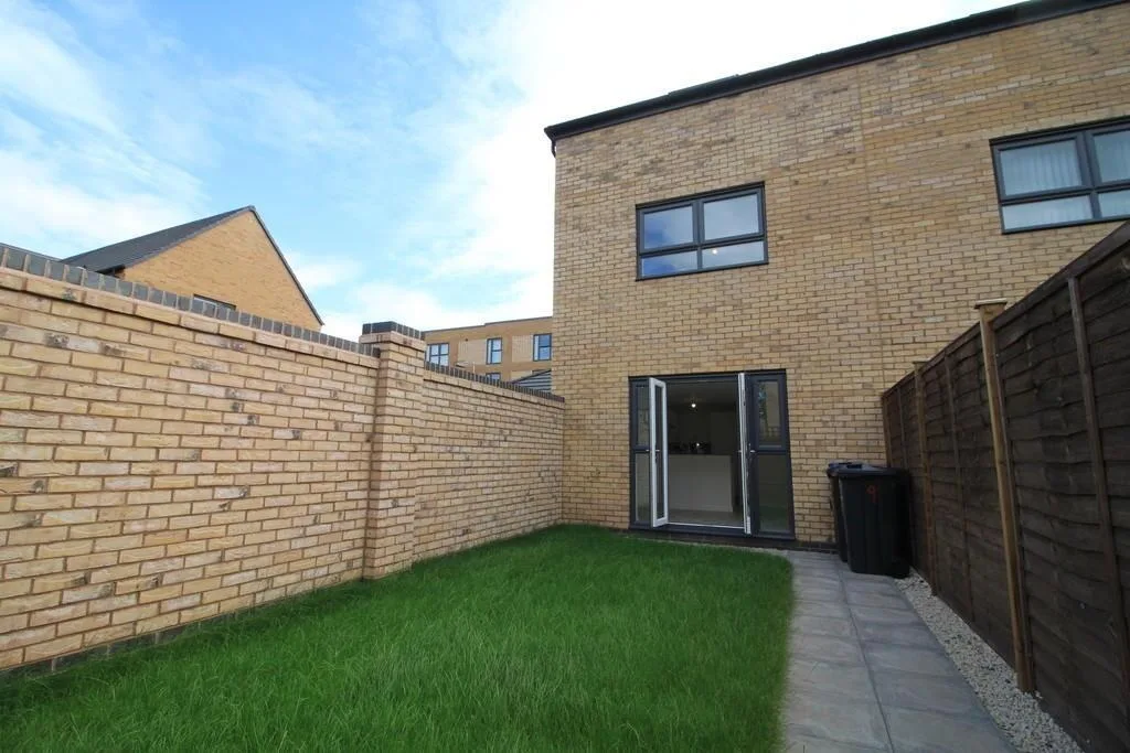3 bedroom town house for rent