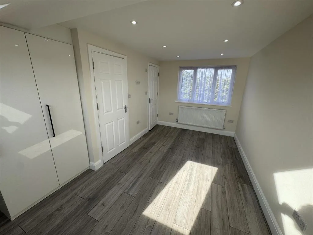 4 bedroom semi-detached house for rent