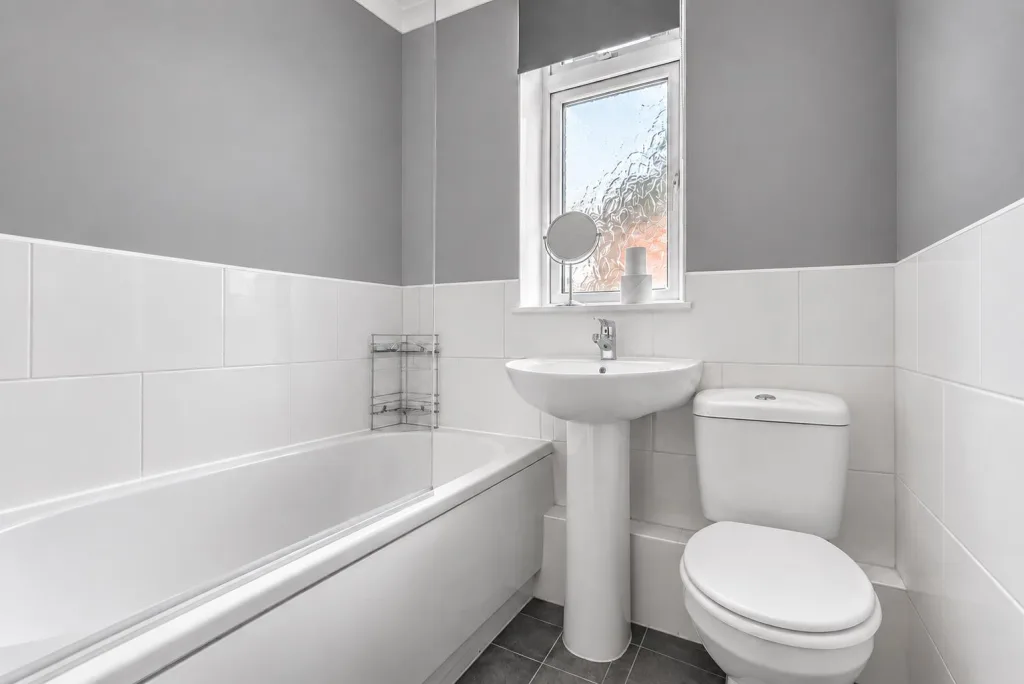 5 bedroom end of terrace house for rent