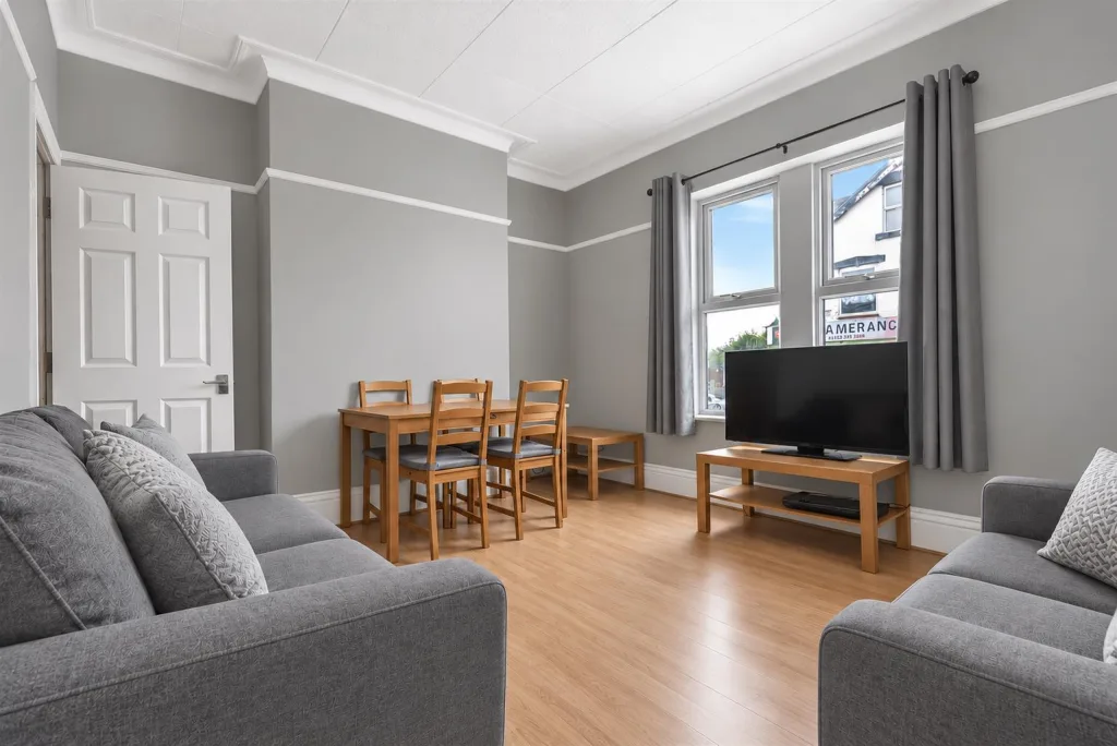 5 bedroom end of terrace house for rent