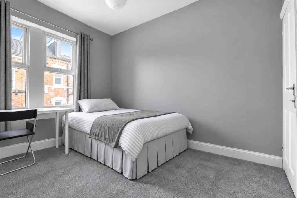 5 bedroom end of terrace house for rent