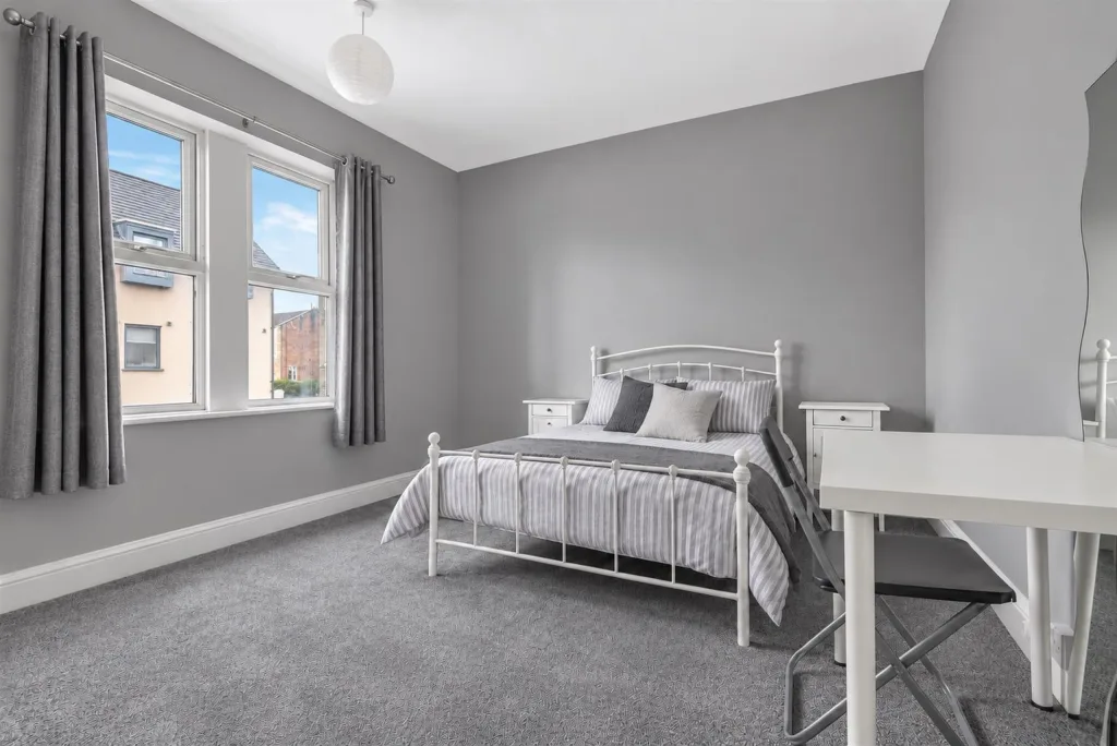 5 bedroom end of terrace house for rent