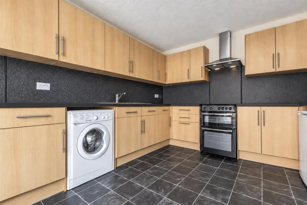 5 bedroom end of terrace house for rent
