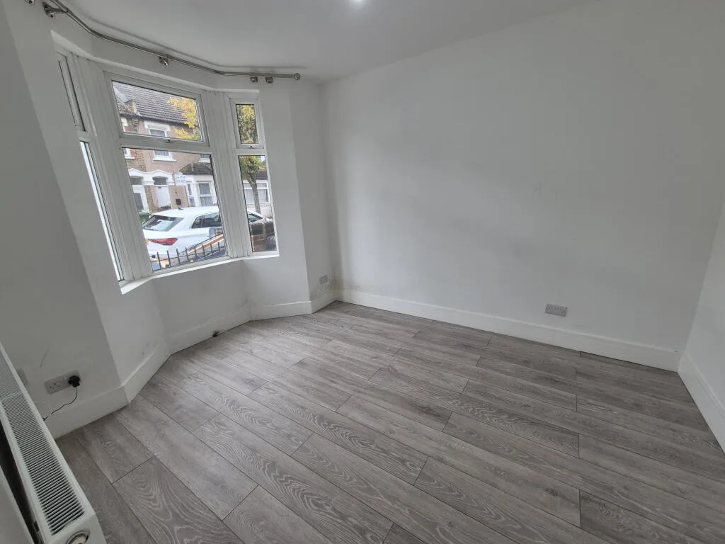 3 bedroom end of terrace house for rent