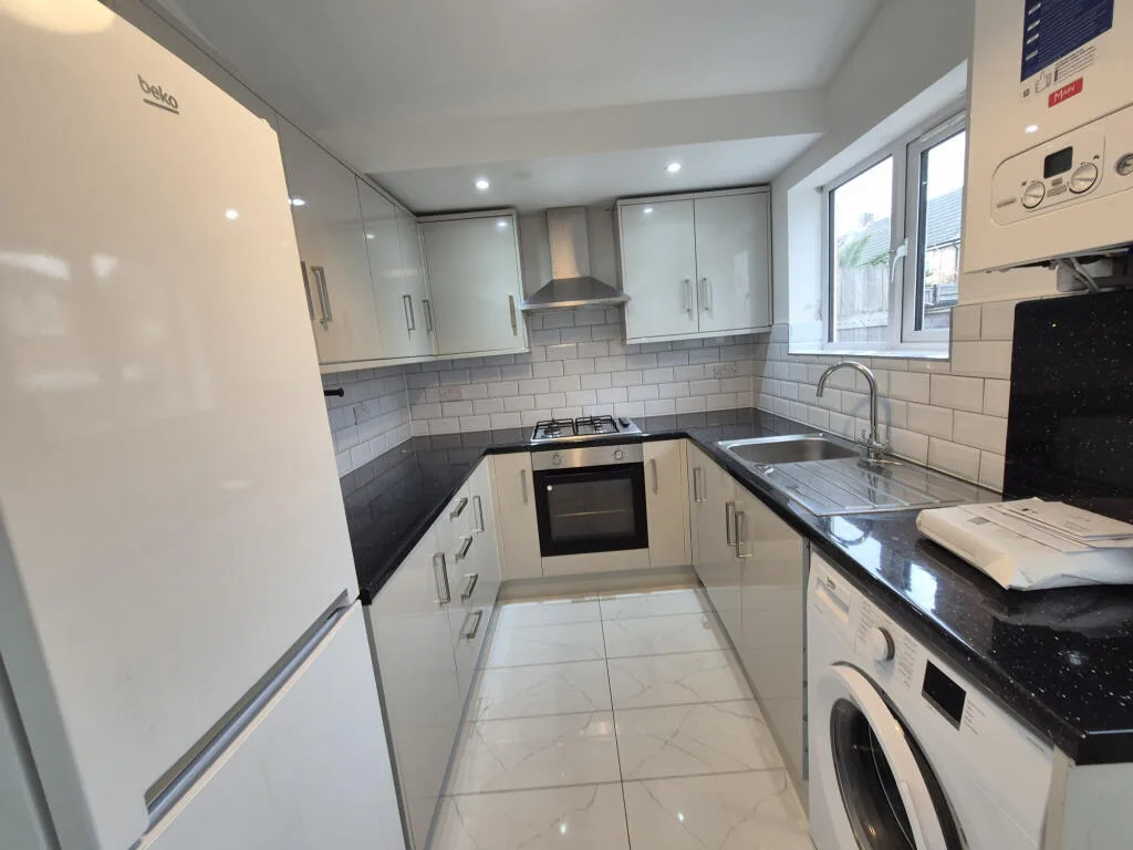 3 bedroom end of terrace house for rent