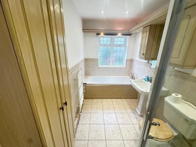 4 bedroom semi-detached house for rent