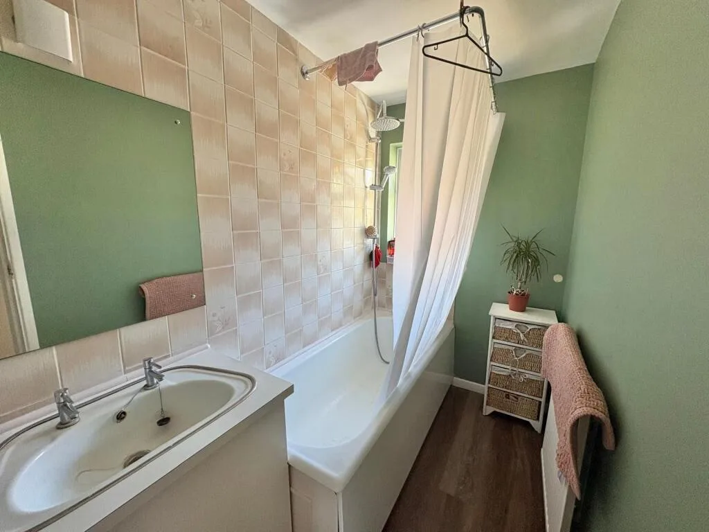 3 bedroom semi-detached house for rent