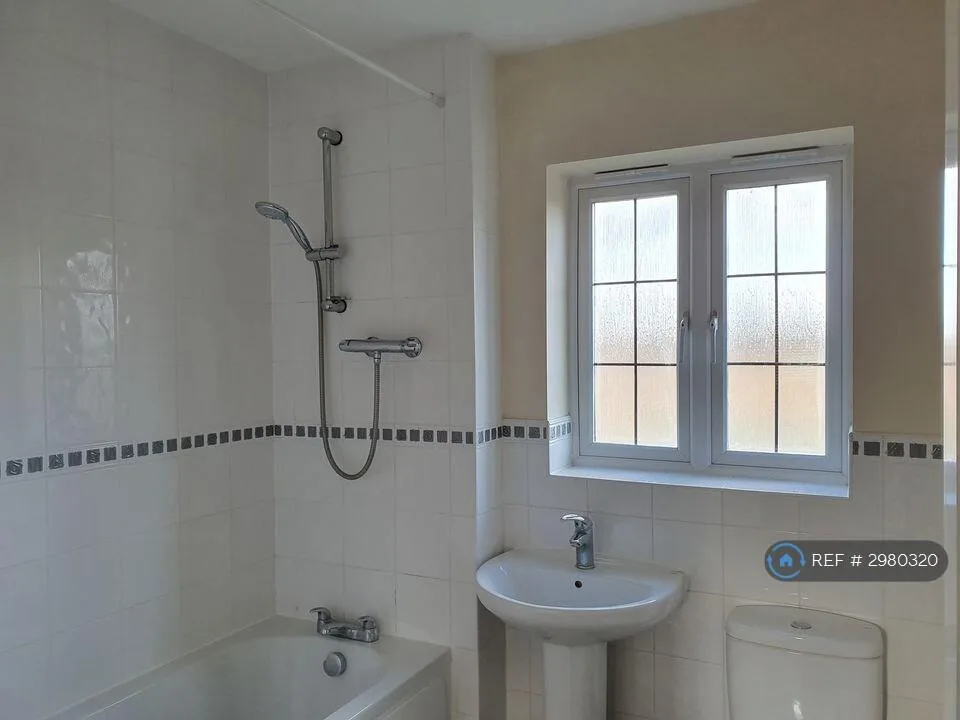 3 bedroom end of terrace house for rent