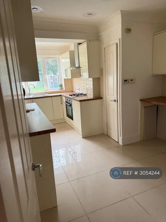 5 bedroom detached house for rent