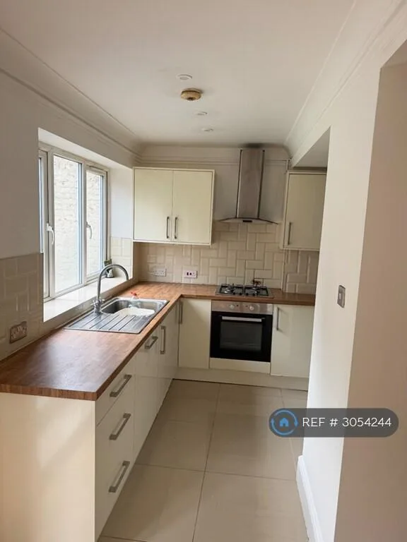 5 bedroom detached house for rent