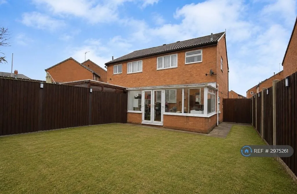 3 bedroom semi-detached house for rent