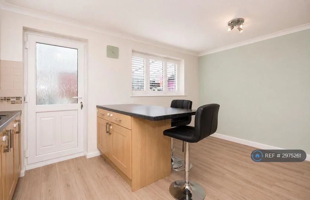 3 bedroom semi-detached house for rent