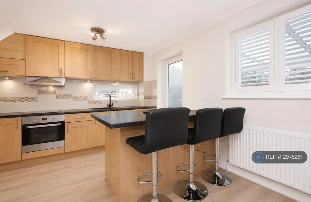 3 bedroom semi-detached house for rent