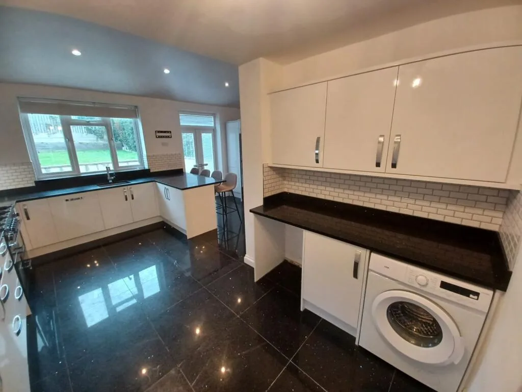 3 bedroom semi-detached house for rent