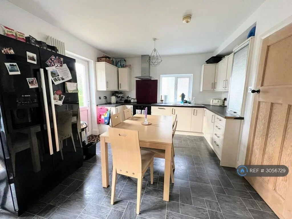 3 bedroom semi-detached house for rent