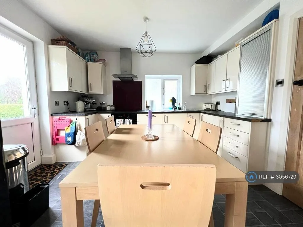 3 bedroom semi-detached house for rent