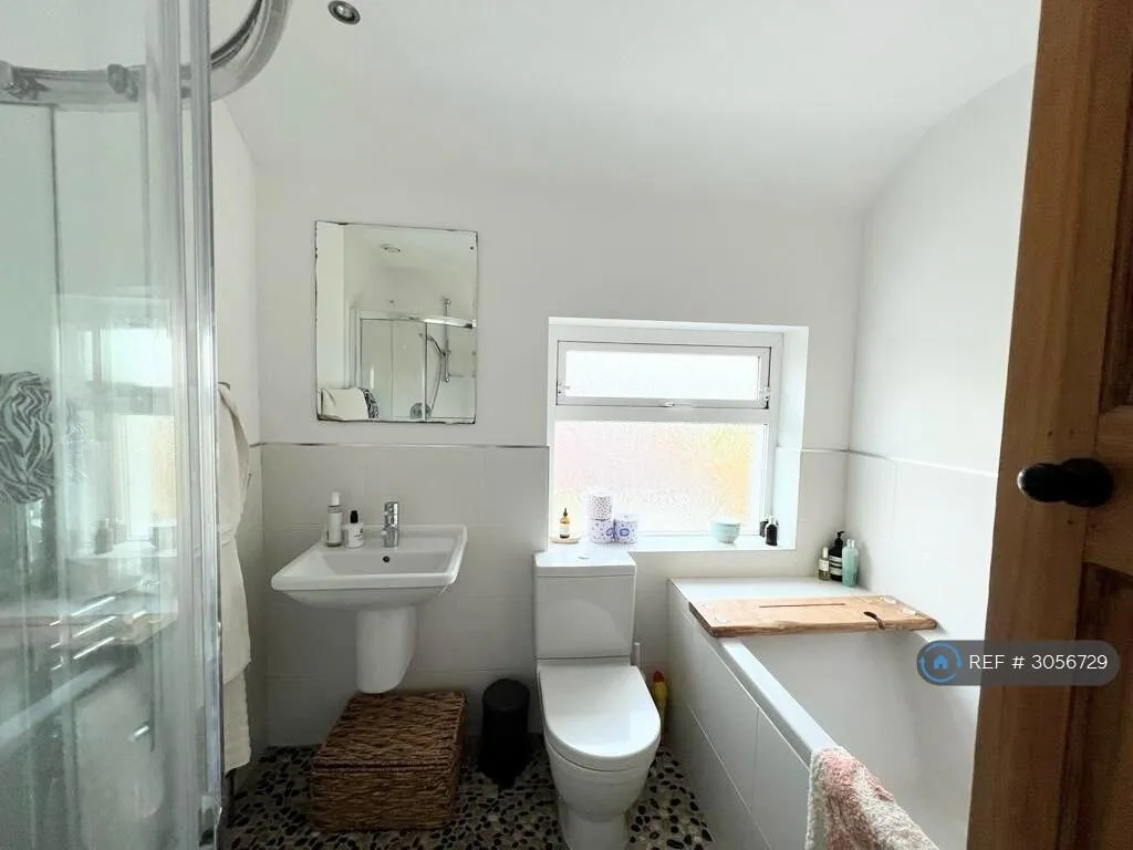 3 bedroom semi-detached house for rent