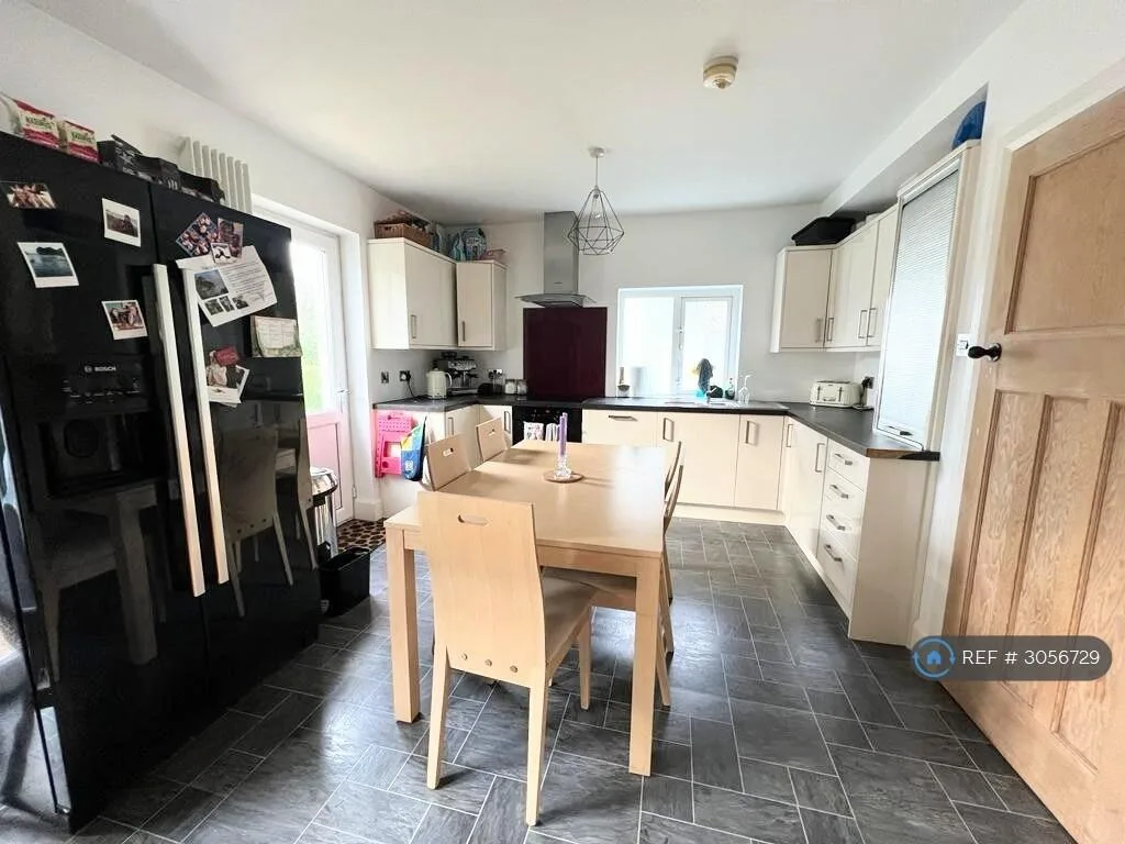 3 bedroom semi-detached house for rent