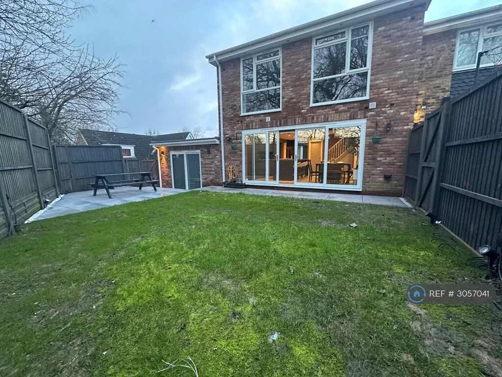 4 bedroom semi-detached house for rent
