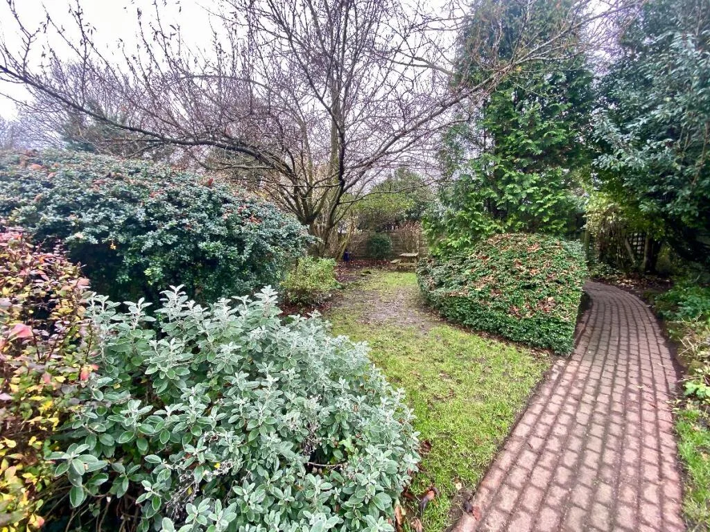 4 bedroom semi-detached house for rent