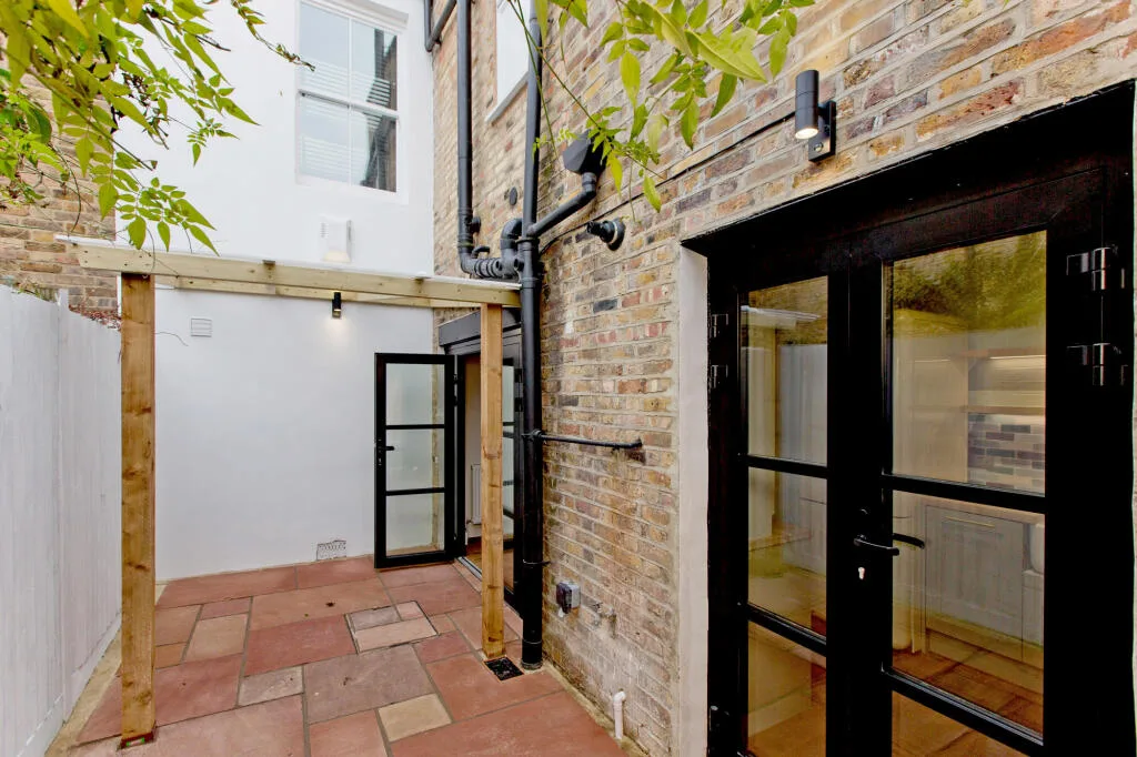 1 bedroom maisonette for rent