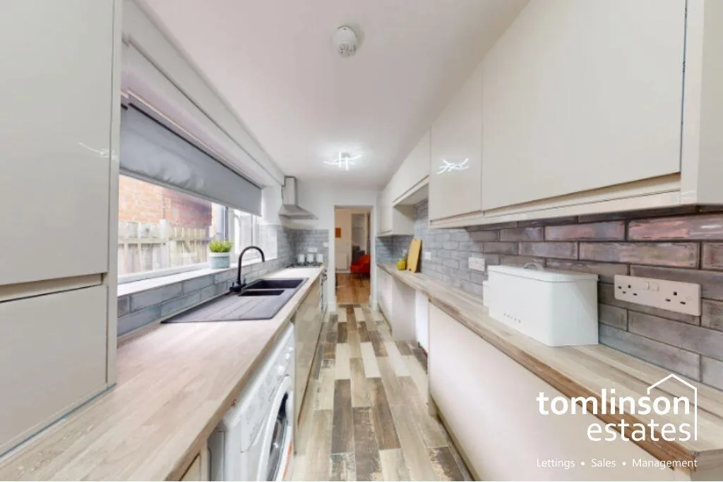 5 bedroom terraced house for rent