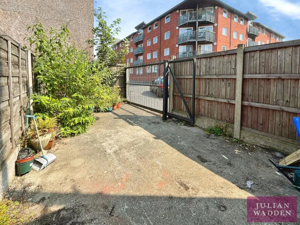 3 bedroom end of terrace house for rent