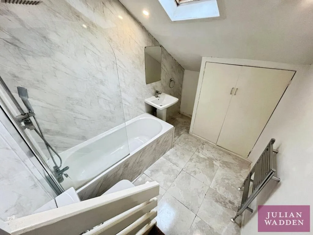 3 bedroom end of terrace house for rent