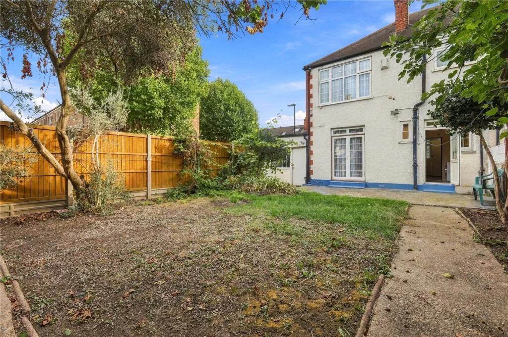 3 bedroom end of terrace house for rent