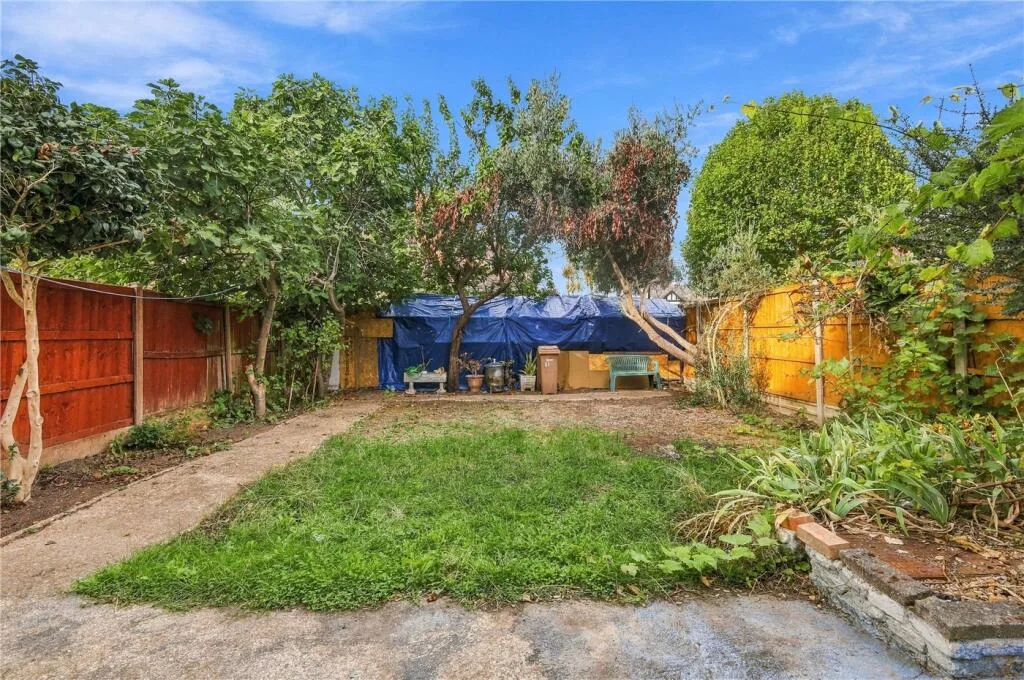 3 bedroom end of terrace house for rent