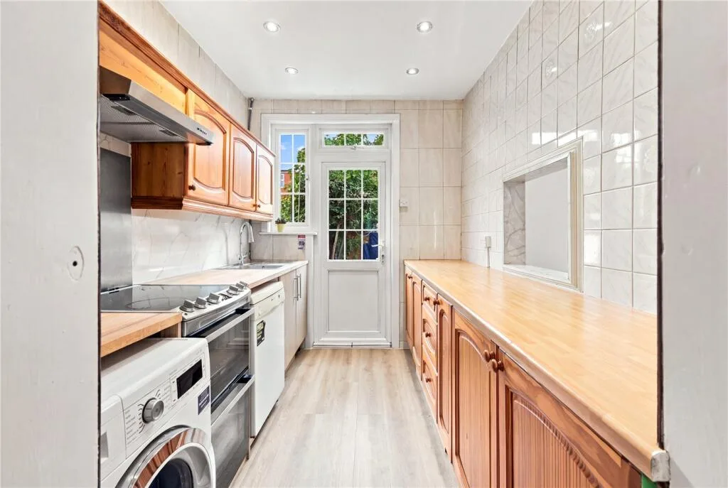 3 bedroom end of terrace house for rent