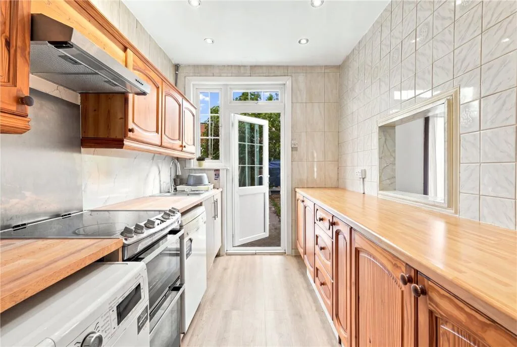 3 bedroom end of terrace house for rent