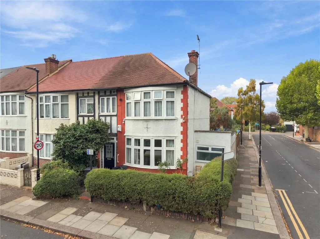3 bedroom end of terrace house for rent