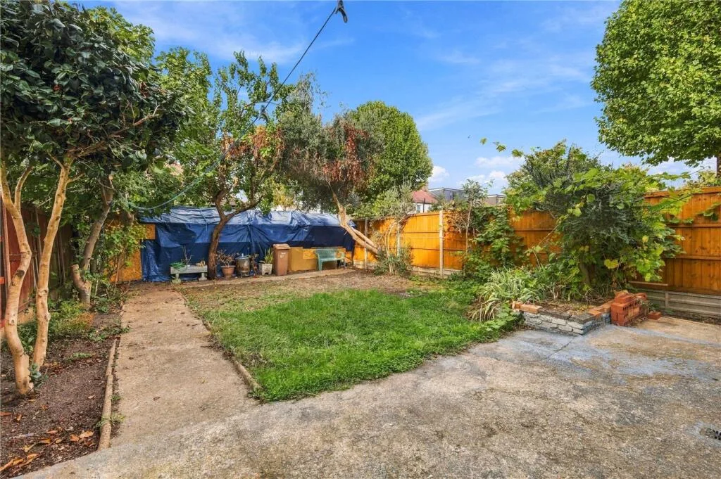 3 bedroom end of terrace house for rent