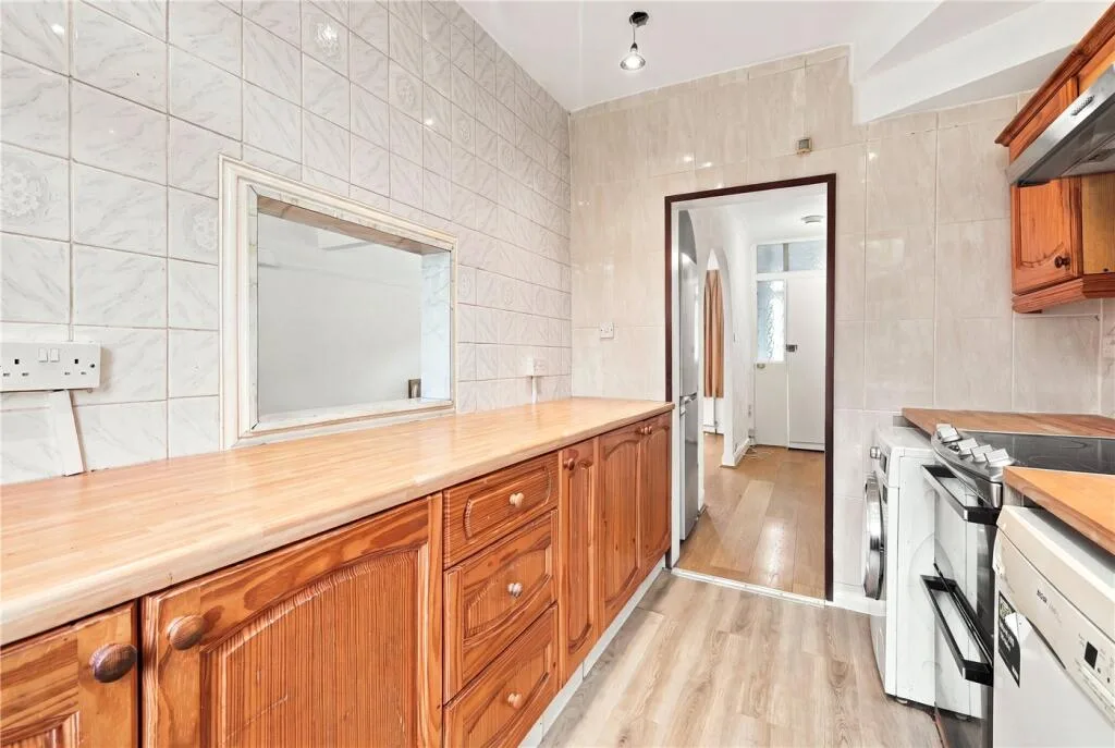 3 bedroom end of terrace house for rent