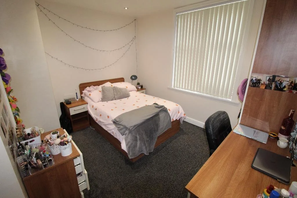 8 bedroom semi-detached house for rent