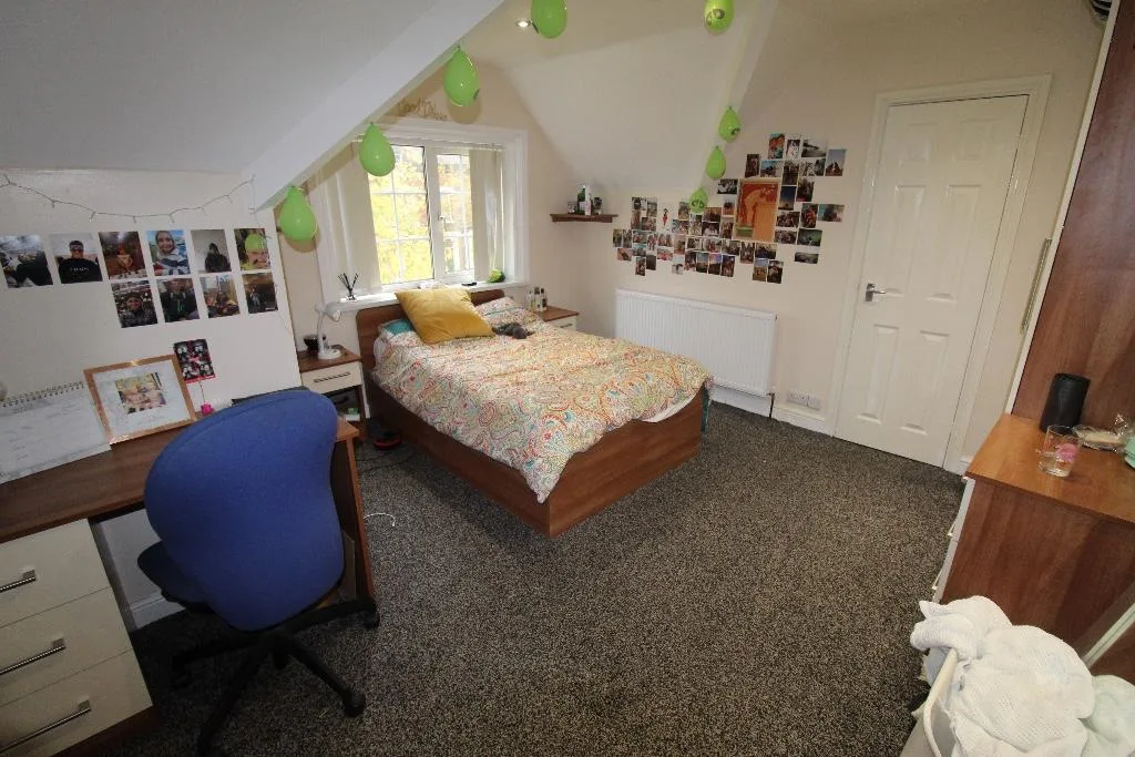 8 bedroom semi-detached house for rent