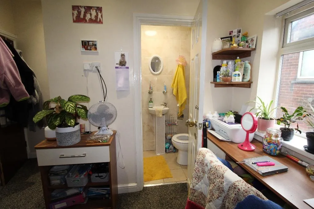 8 bedroom semi-detached house for rent