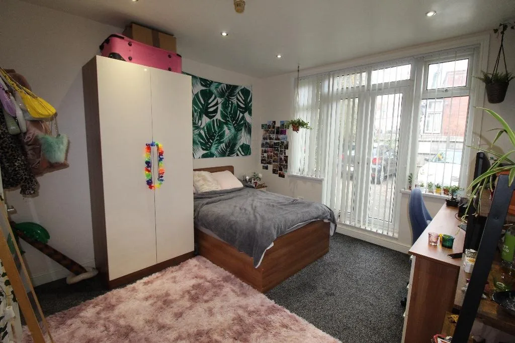 8 bedroom semi-detached house for rent